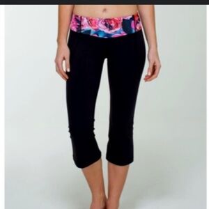 Lululemon Black Capris Women's Size 6 Gather and‎ Crow black floral split back